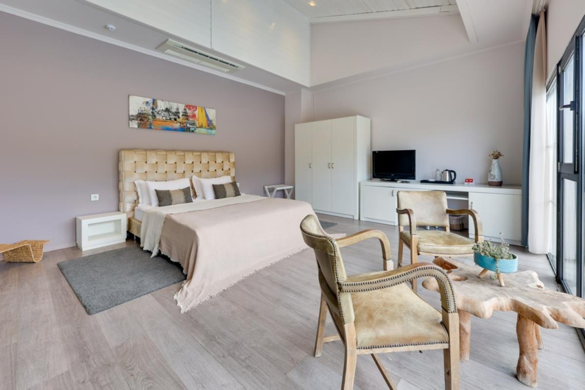 En fazla 3 yetişkin + 1 bebek (0-2 yaş) veya 2 yetişkin + 1 çocuk + 1 bebek (0-2 yaş).