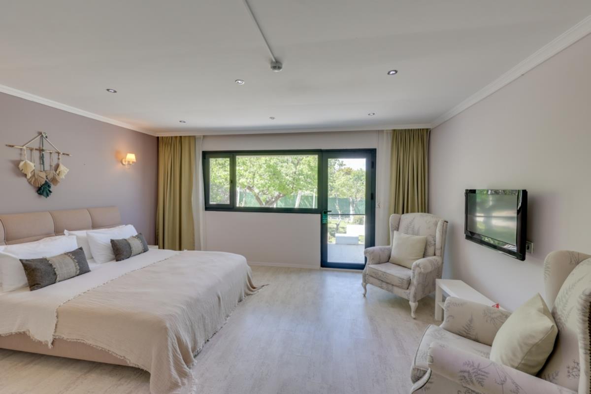 En fazla 3 yetişkin + 1 bebek (0-2 yaş) veya 2 yetişkin + 1 çocuk + 1 bebek (0-2 yaş).