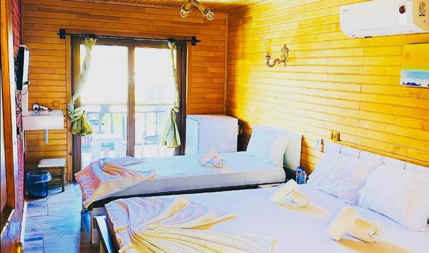 En fazla 3 yetişkin + 1 bebek (0-2 yaş) veya 2 yetişkin + 1 çocuk + 1 bebek (0-2 yaş).