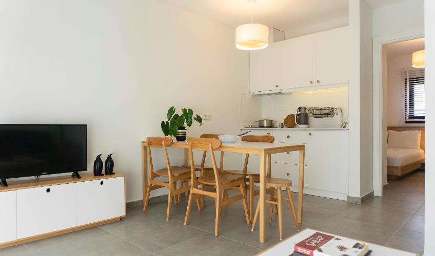 En fazla 4 yetişkin + 2 çocuk + 1 bebek (0-2 yaş) veya 3 yetişkin + 2 çocuk + 1 bebek (0-2 yaş).