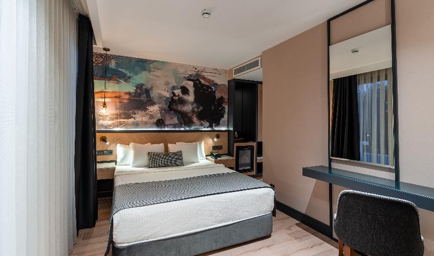 En fazla 2 yetişkin + 1 bebek (0-2 yaş) veya 1 yetişkin + 1 çocuk + 1 bebek (0-2 yaş).