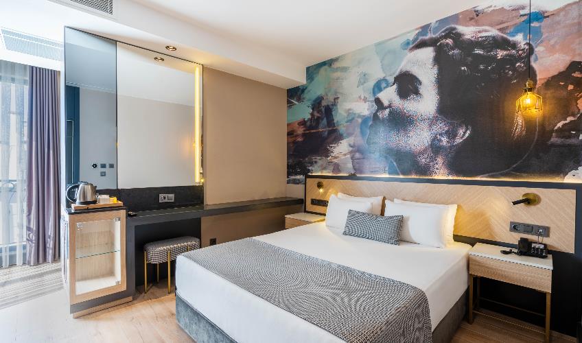 En fazla 2 yetişkin + 1 bebek (0-2 yaş).