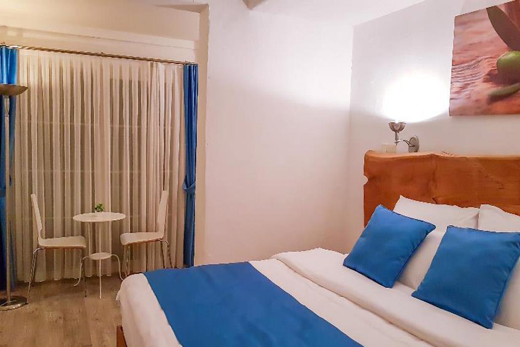 En fazla 3 yetişkin.