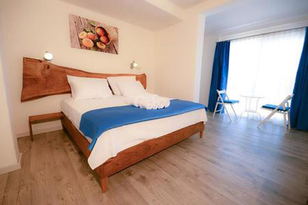 En az 2 yetişkin, En fazla 3 yetişkin.