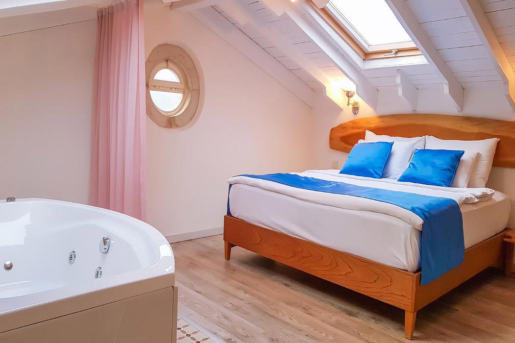 En fazla 3 yetişkin.