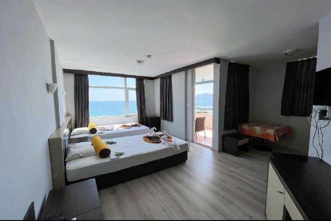 En az 2 yetişkin, En fazla 4 yetişkin veya 3 yetişkin + 1 çocuk.