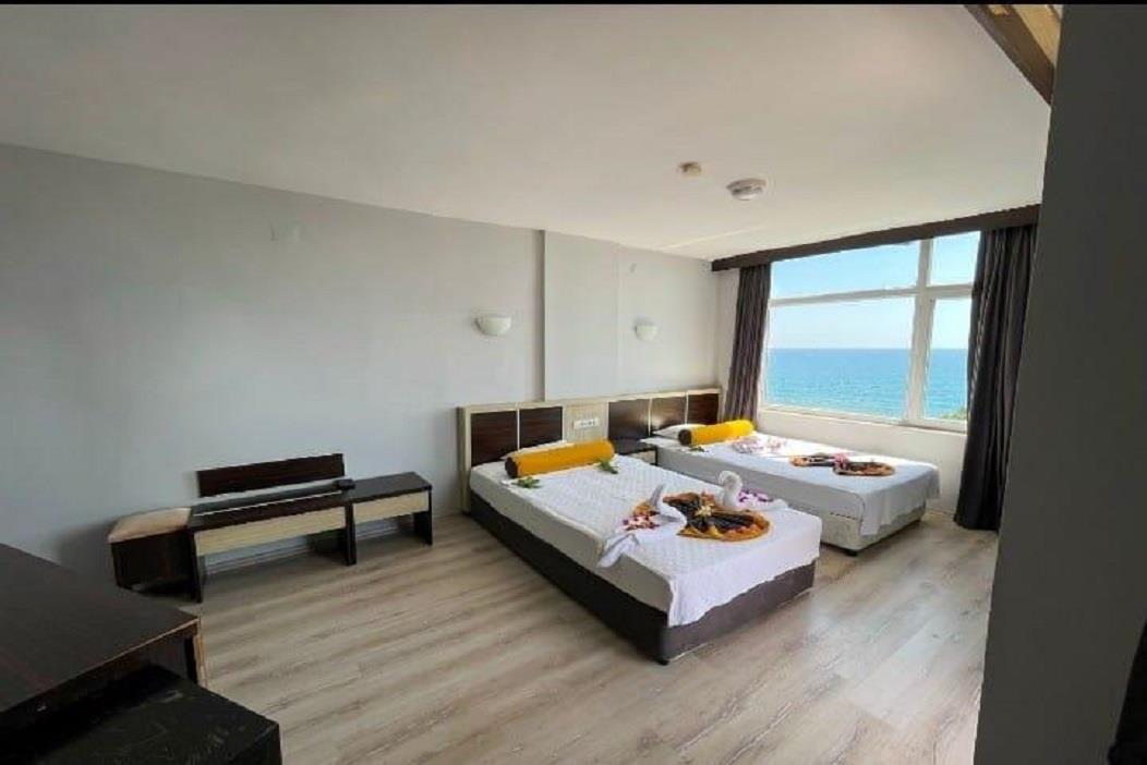 En fazla 3 yetişkin veya 2 yetişkin + 1 çocuk.