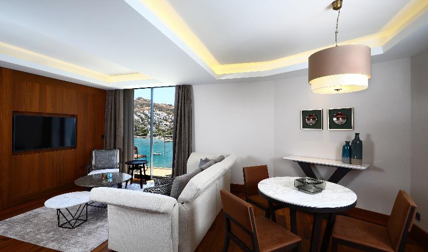 En fazla 2 yetişkin + 1 çocuk + 1 bebek (0-2 yaş) veya 1 yetişkin + 1 çocuk + 1 bebek (0-2 yaş).