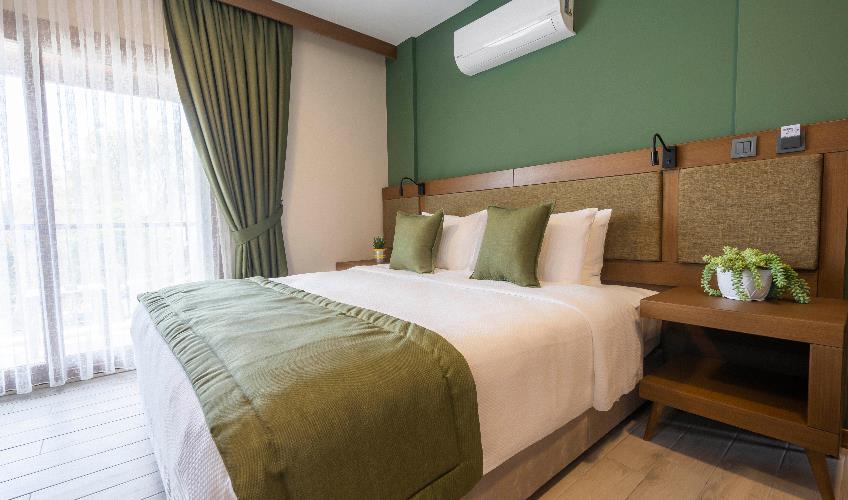 En fazla 2 yetişkin + 1 bebek (0-2 yaş).