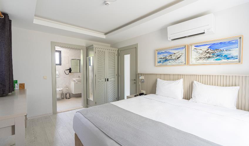 En fazla 2 yetişkin + 1 bebek (0-2 yaş) veya 1 yetişkin + 1 çocuk + 1 bebek (0-2 yaş).