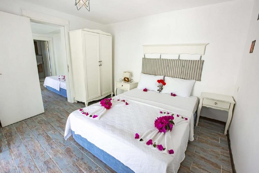 En fazla 3 yetişkin veya 2 yetişkin + 1 çocuk.