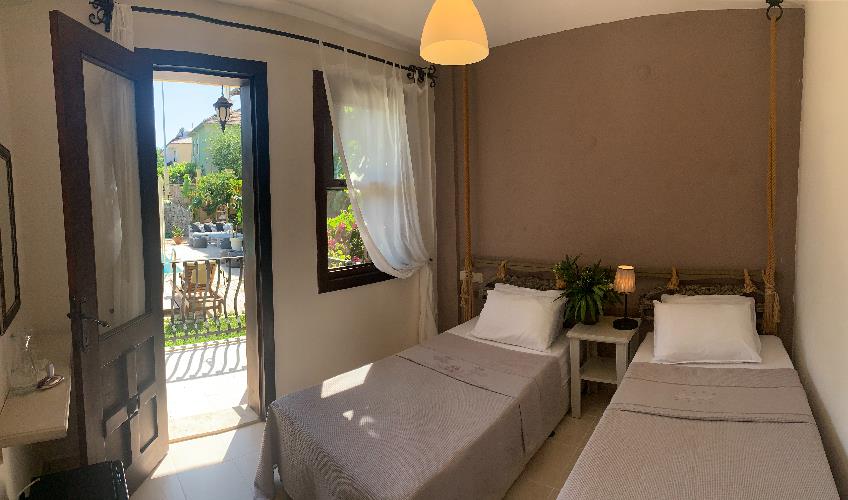 En fazla 2 yetişkin veya 1 yetişkin + 1 çocuk.