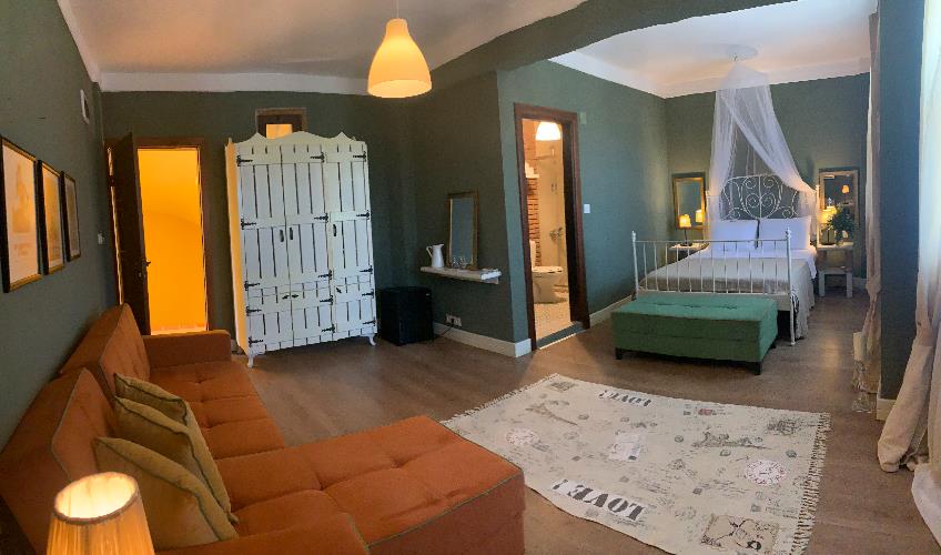 En fazla 3 yetişkin + 1 çocuk veya 2 yetişkin + 1 çocuk.