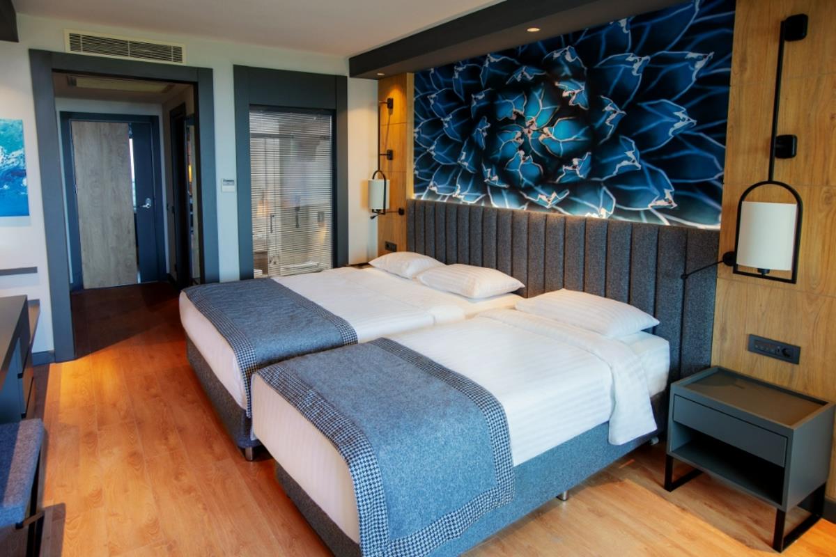 En az 2 yetişkin, En fazla 3 yetişkin + 1 çocuk veya 2 yetişkin + 2 çocuk.