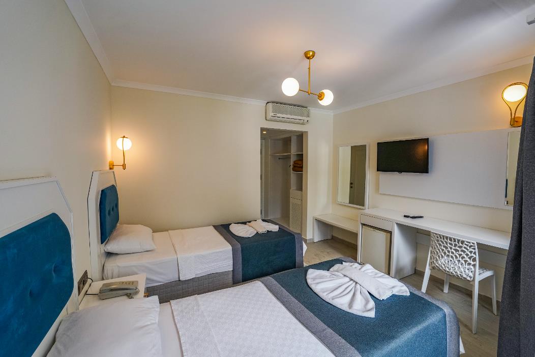 En fazla 3 yetişkin veya 2 yetişkin + 1 çocuk.