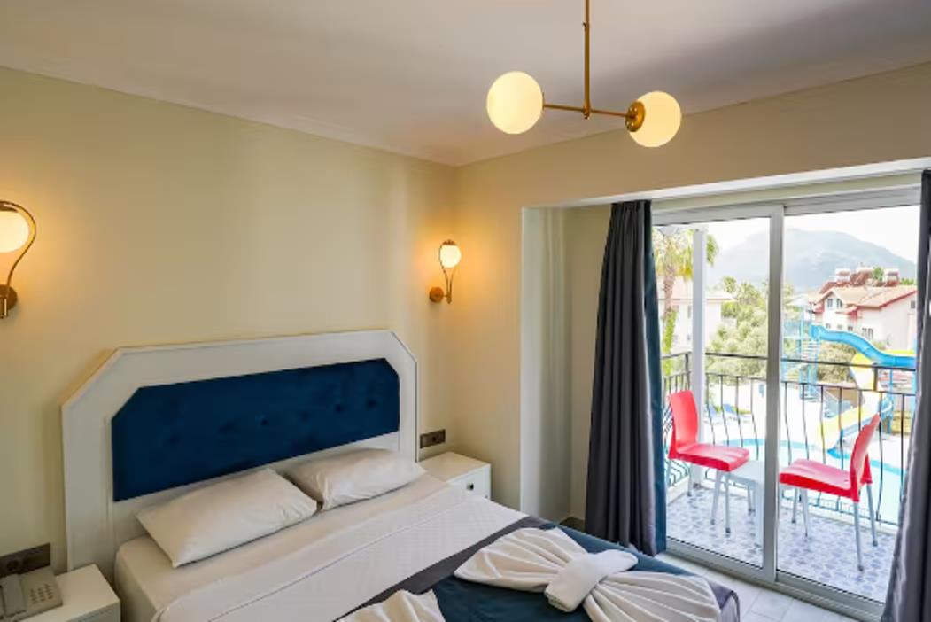 En fazla 3 yetişkin veya 2 yetişkin + 1 çocuk.