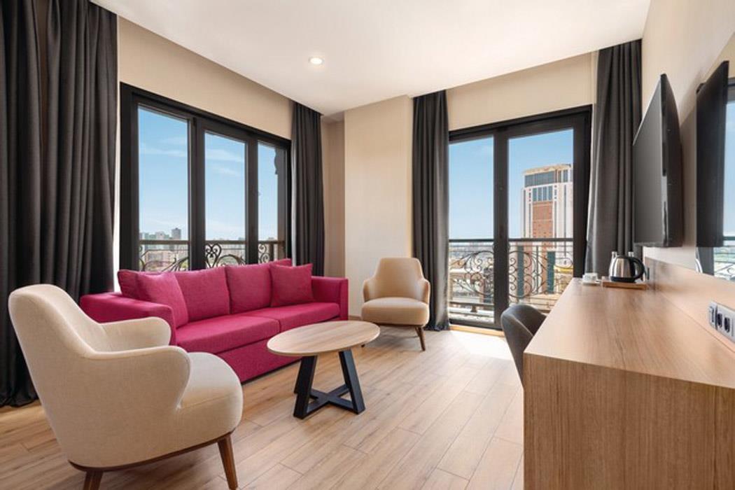 En fazla 3 yetişkin.