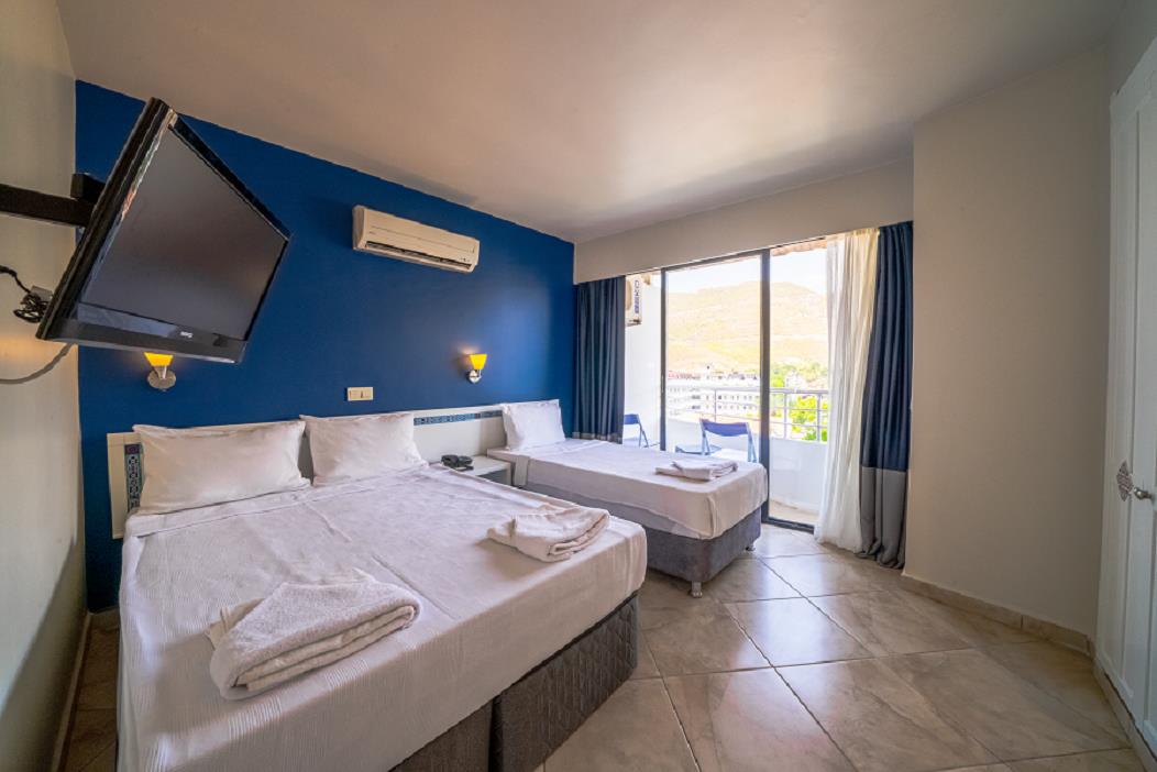 En fazla 3 yetişkin.