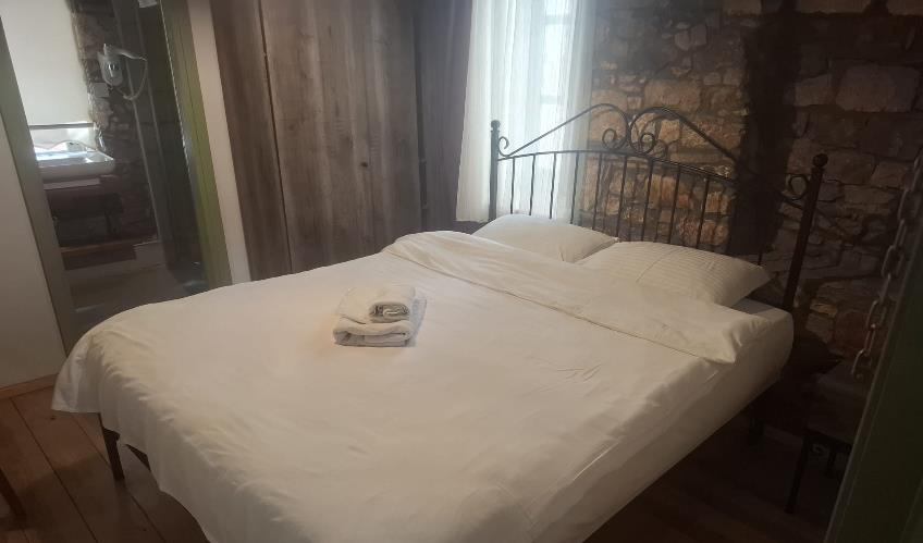 En fazla 2 yetişkin.