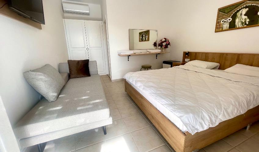 En fazla 2 yetişkin + 1 çocuk + 1 bebek (0-2 yaş) veya 1 yetişkin + 1 çocuk + 1 bebek (0-2 yaş).