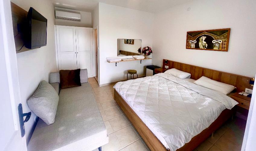 En fazla 2 yetişkin + 1 çocuk + 1 bebek (0-2 yaş) veya 1 yetişkin + 1 çocuk + 1 bebek (0-2 yaş).