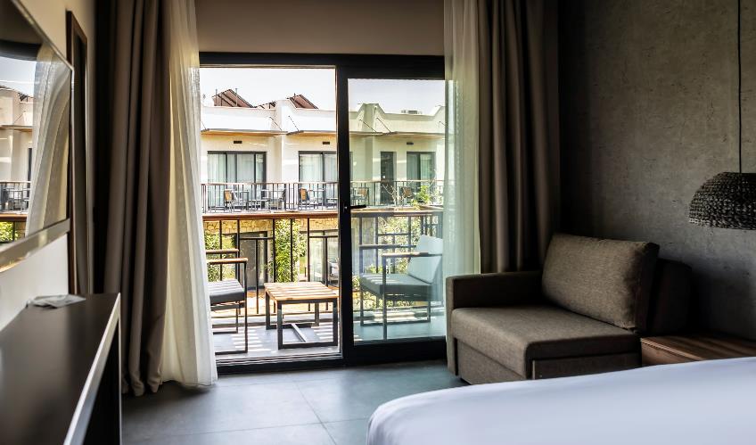 En fazla 2 yetişkin + 1 çocuk + 1 bebek (0-2 yaş) veya 1 yetişkin + 2 çocuk + 1 bebek (0-2 yaş).