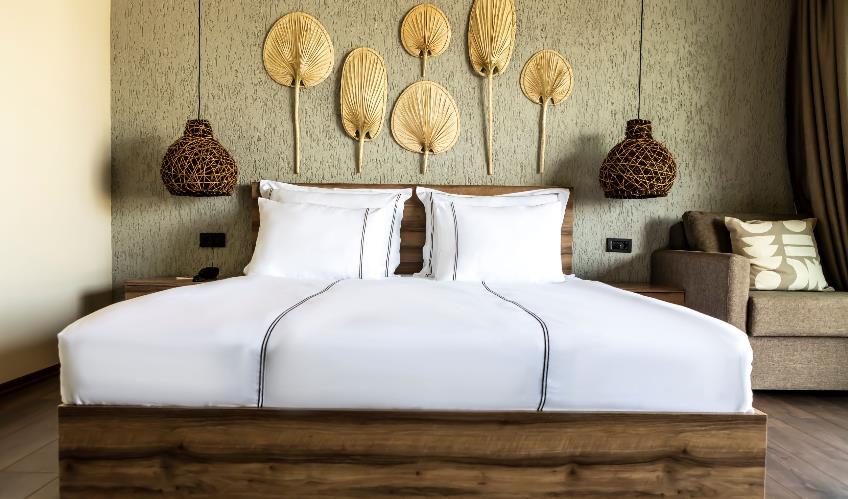 En fazla 2 yetişkin + 1 çocuk + 1 bebek (0-2 yaş) veya 1 yetişkin + 1 çocuk + 1 bebek (0-2 yaş).