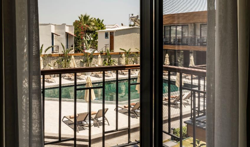 En fazla 4 yetişkin + 1 bebek (0-2 yaş) veya 3 yetişkin + 1 çocuk + 1 bebek (0-2 yaş).