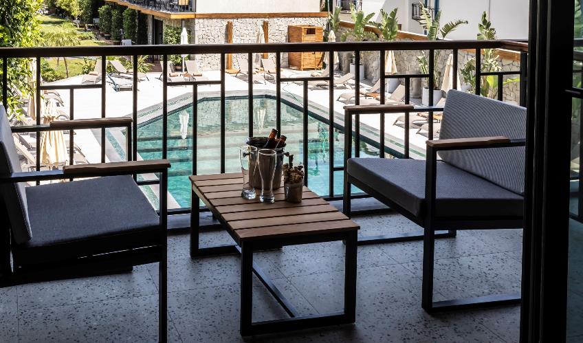 En fazla 4 yetişkin + 1 bebek (0-2 yaş).