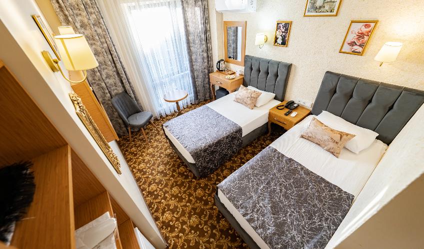 En fazla 2 yetişkin + 1 bebek (0-2 yaş).