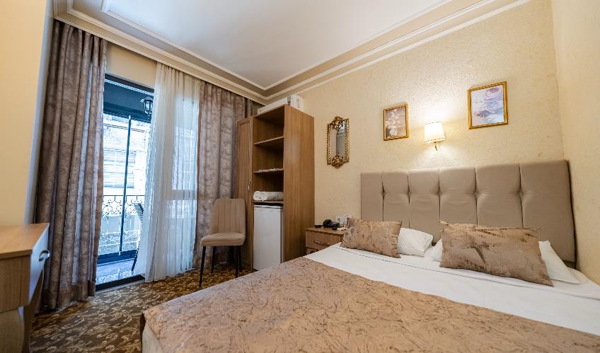 En fazla 2 yetişkin + 1 bebek (0-2 yaş).