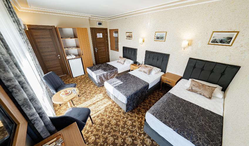 En fazla 3 yetişkin + 1 bebek (0-2 yaş).