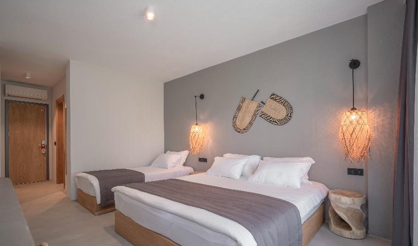 En fazla 3 yetişkin + 1 bebek (0-2 yaş) veya 2 yetişkin + 1 çocuk + 1 bebek (0-2 yaş).