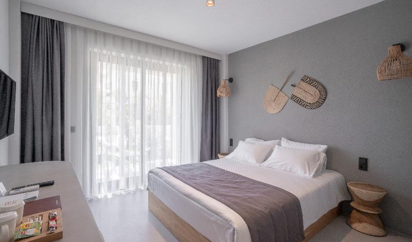 En fazla 2 yetişkin + 1 bebek (0-2 yaş).