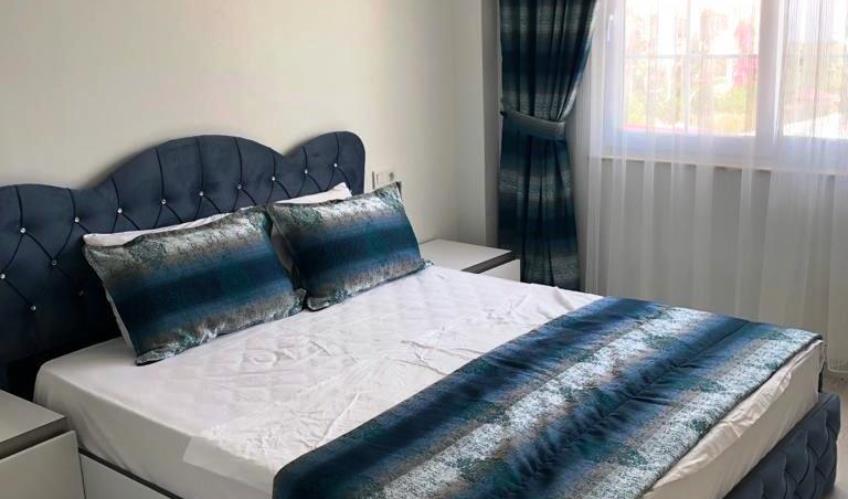 En fazla 2 yetişkin + 1 bebek (0-2 yaş) veya 1 yetişkin + 1 çocuk + 1 bebek (0-2 yaş).