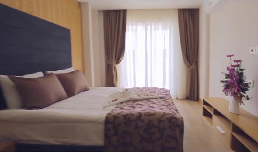 En fazla 3 yetişkin + 1 bebek (0-2 yaş) veya 2 yetişkin + 1 çocuk + 1 bebek (0-2 yaş).