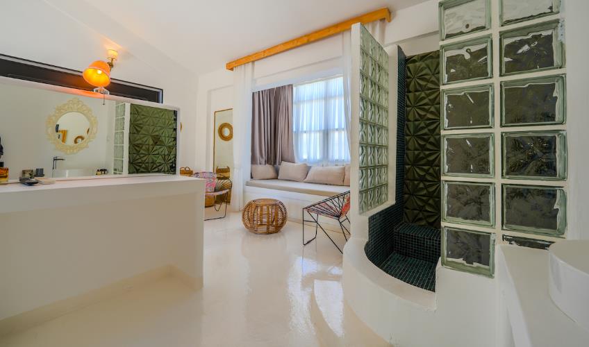 En fazla 3 yetişkin.