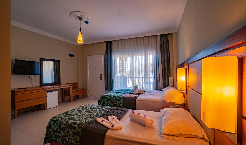 En fazla 2 yetişkin + 1 bebek (0-2 yaş).