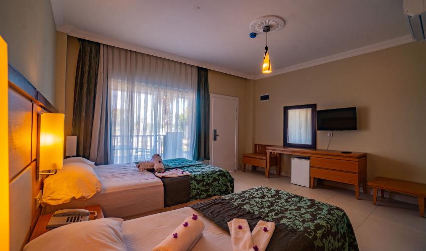 En fazla 3 yetişkin.