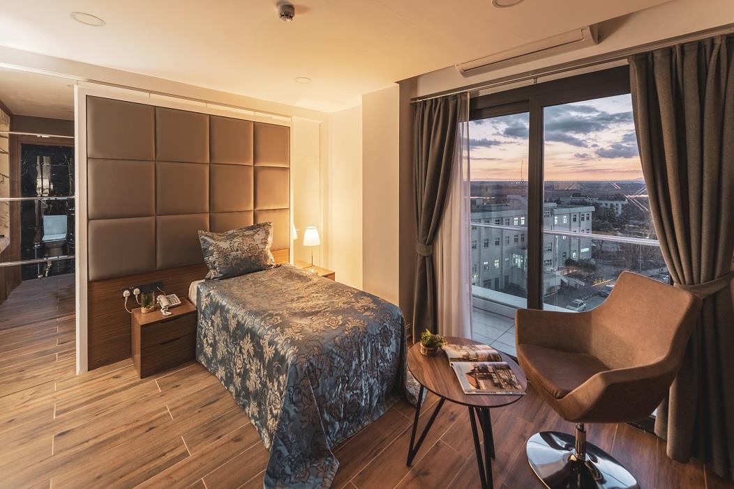 En fazla 1 yetişkin.