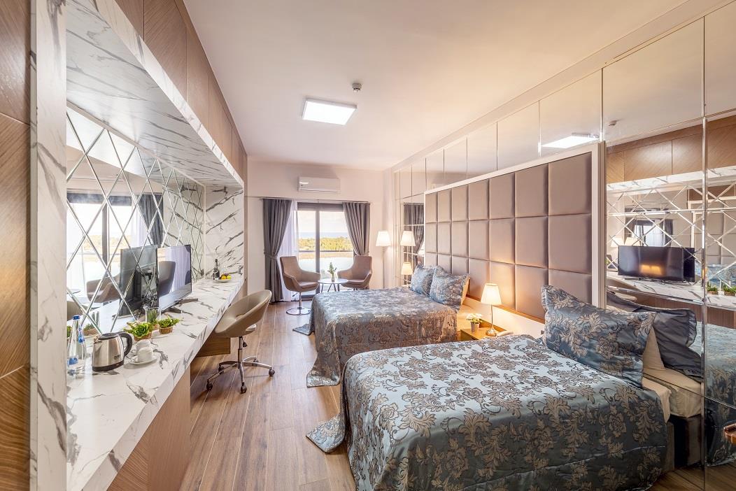 En fazla 3 yetişkin veya 2 yetişkin + 1 çocuk.