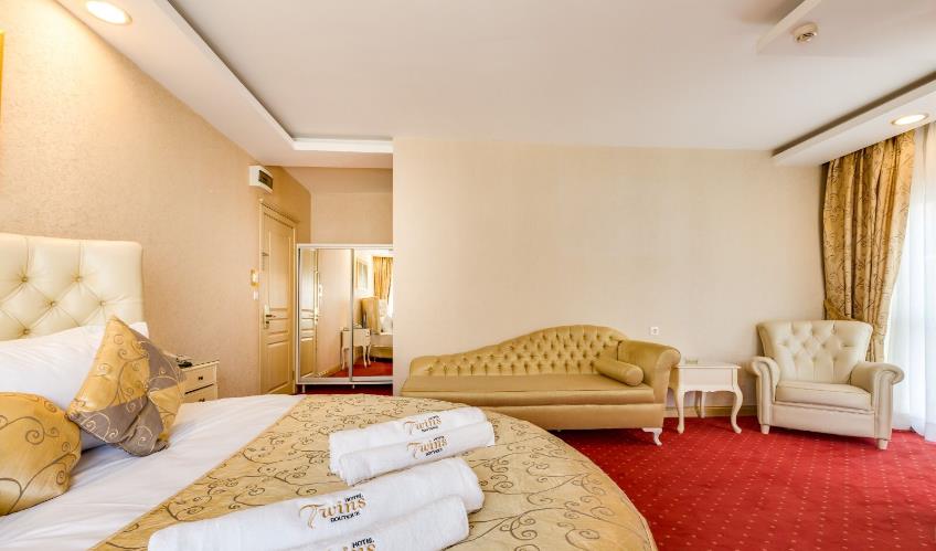 En fazla 2 yetişkin + 1 bebek (0-2 yaş) veya 1 yetişkin + 1 çocuk + 1 bebek (0-2 yaş).