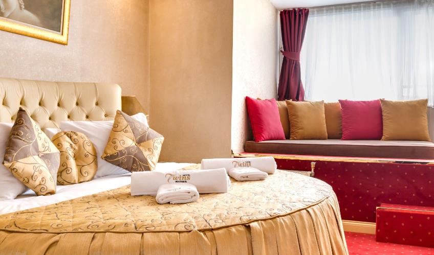 En fazla 2 yetişkin + 1 bebek (0-2 yaş) veya 1 yetişkin + 1 çocuk + 1 bebek (0-2 yaş).