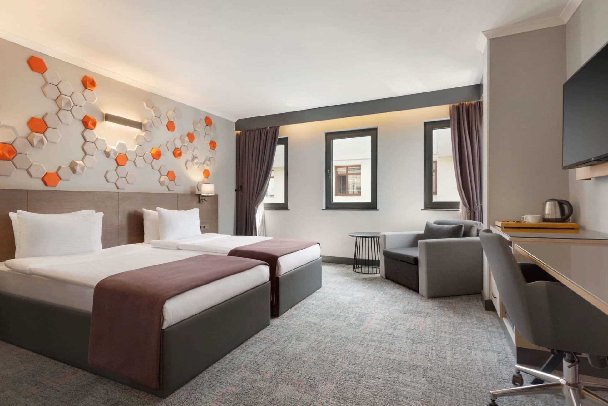 En fazla 2 yetişkin + 1 çocuk + 1 bebek (0-2 yaş) veya 1 yetişkin + 2 çocuk + 1 bebek (0-2 yaş).