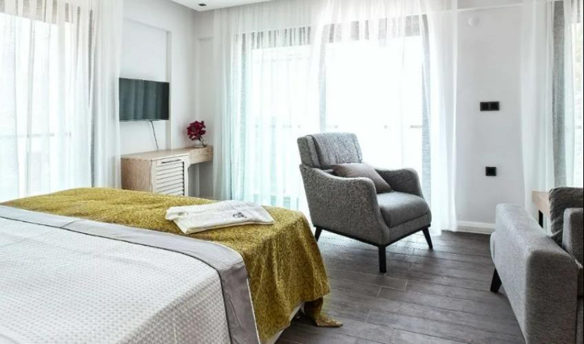 En fazla 3 yetişkin.