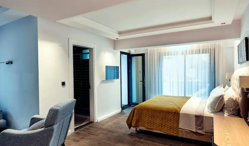 En fazla 3 yetişkin.