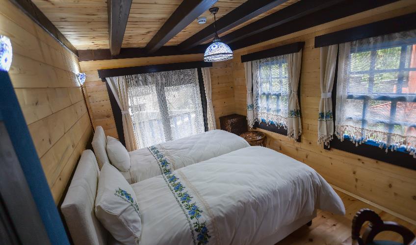 En fazla 4 yetişkin + 1 bebek (0-2 yaş).