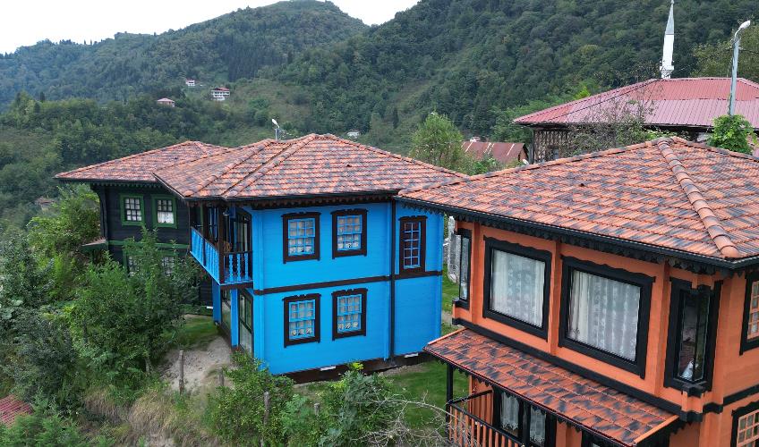 En fazla 4 yetişkin + 1 bebek (0-2 yaş).