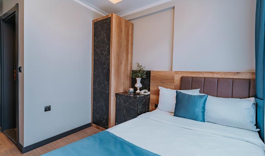 En fazla 1 yetişkin + 1 bebek (0-2 yaş).