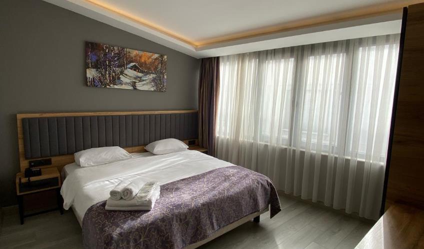 En fazla 2 yetişkin + 1 bebek (0-2 yaş).